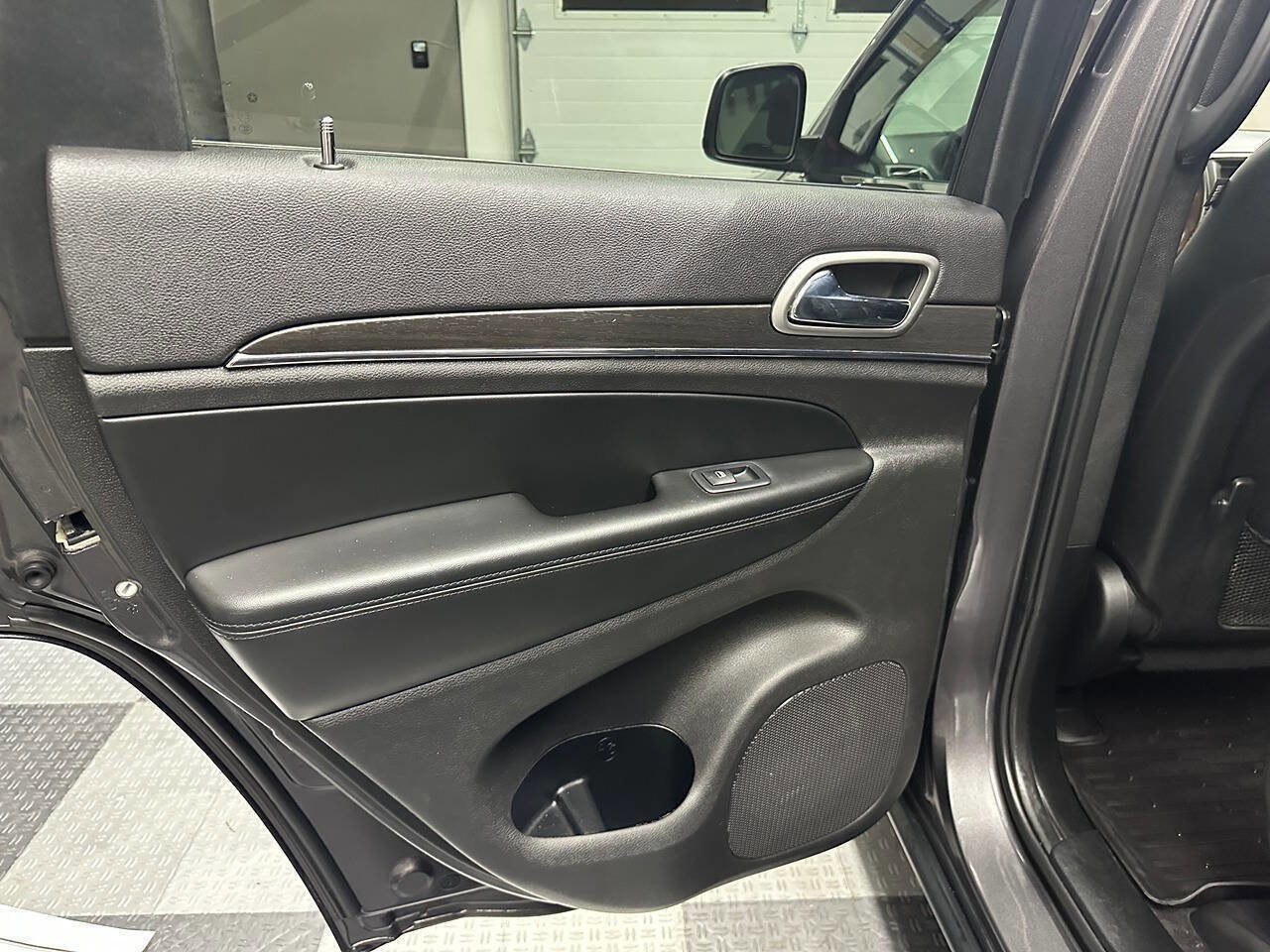 Used 2018 Jeep Grand Cherokee Limited image 23