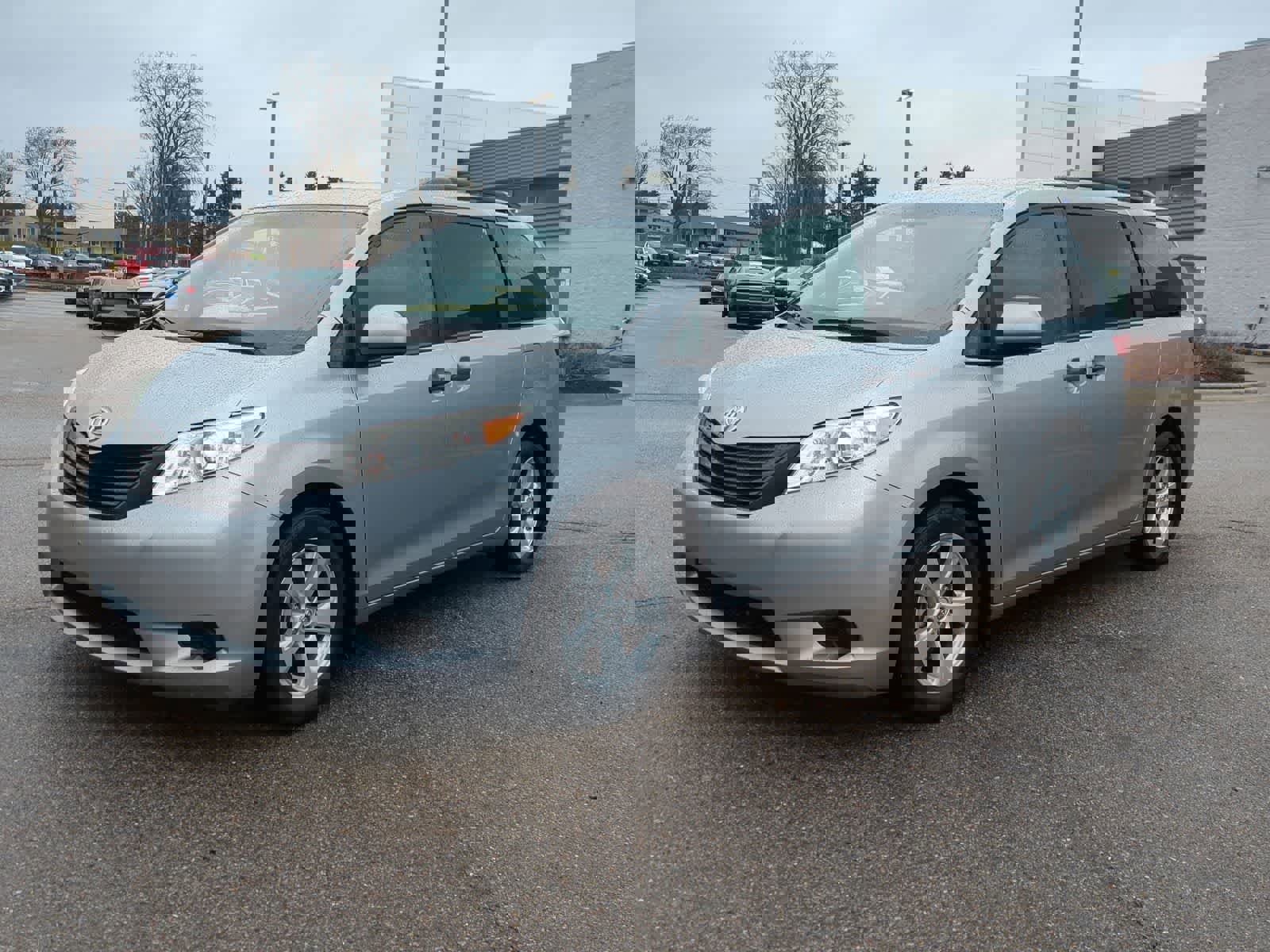 Used 2016 Toyota Sienna L image 4