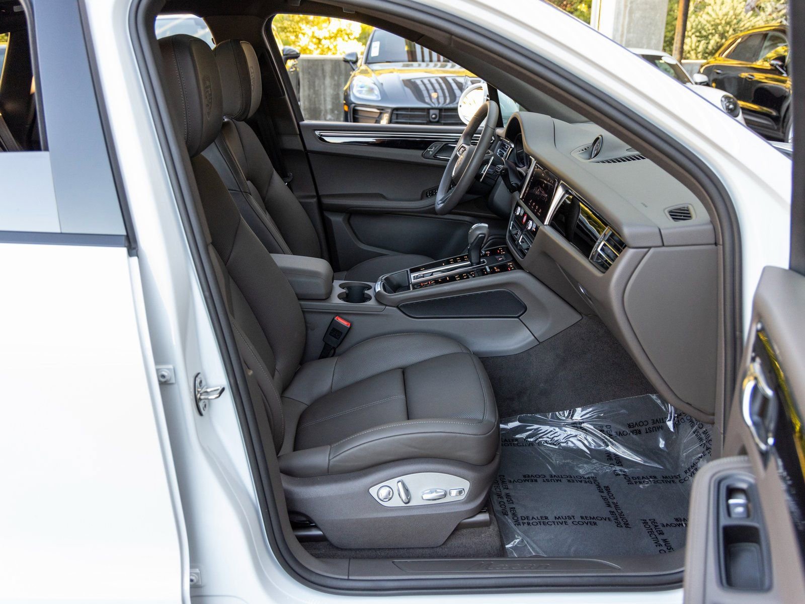 Certified 2025 Porsche Macan image 54