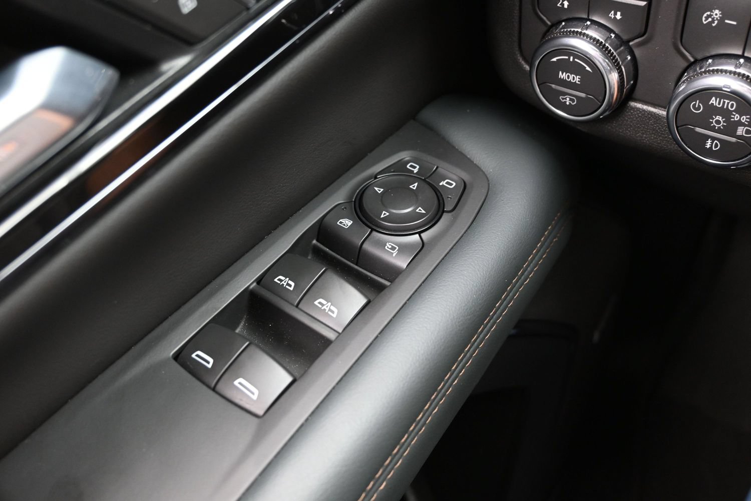 Used 2025 GMC Yukon AT4 w/ AT4 Premium Plus Package AWD/4WD image 25