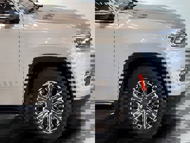 Used 2023 Jeep Wagoneer Series II w/ Flexible Seating Group image 5