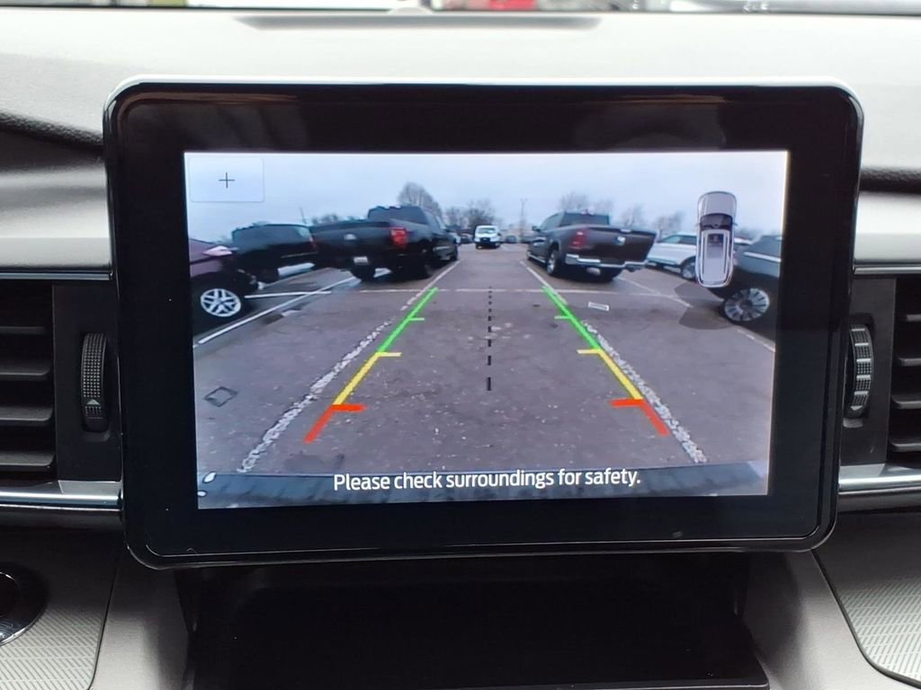 Used 2023 Ford Explorer XLT w/ Equipment Group 202A AWD/4WD image 21