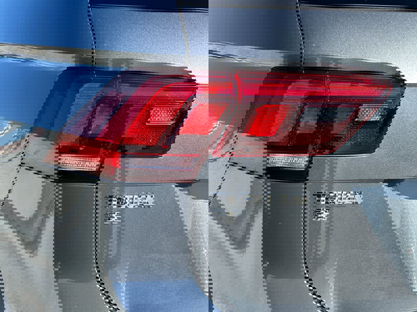 Used 2020 Volkswagen Tiguan SE w/ Panoramic Sunroof Package image 28