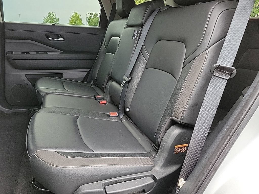 Used 2025 Nissan Pathfinder SL AWD/4WD image 13