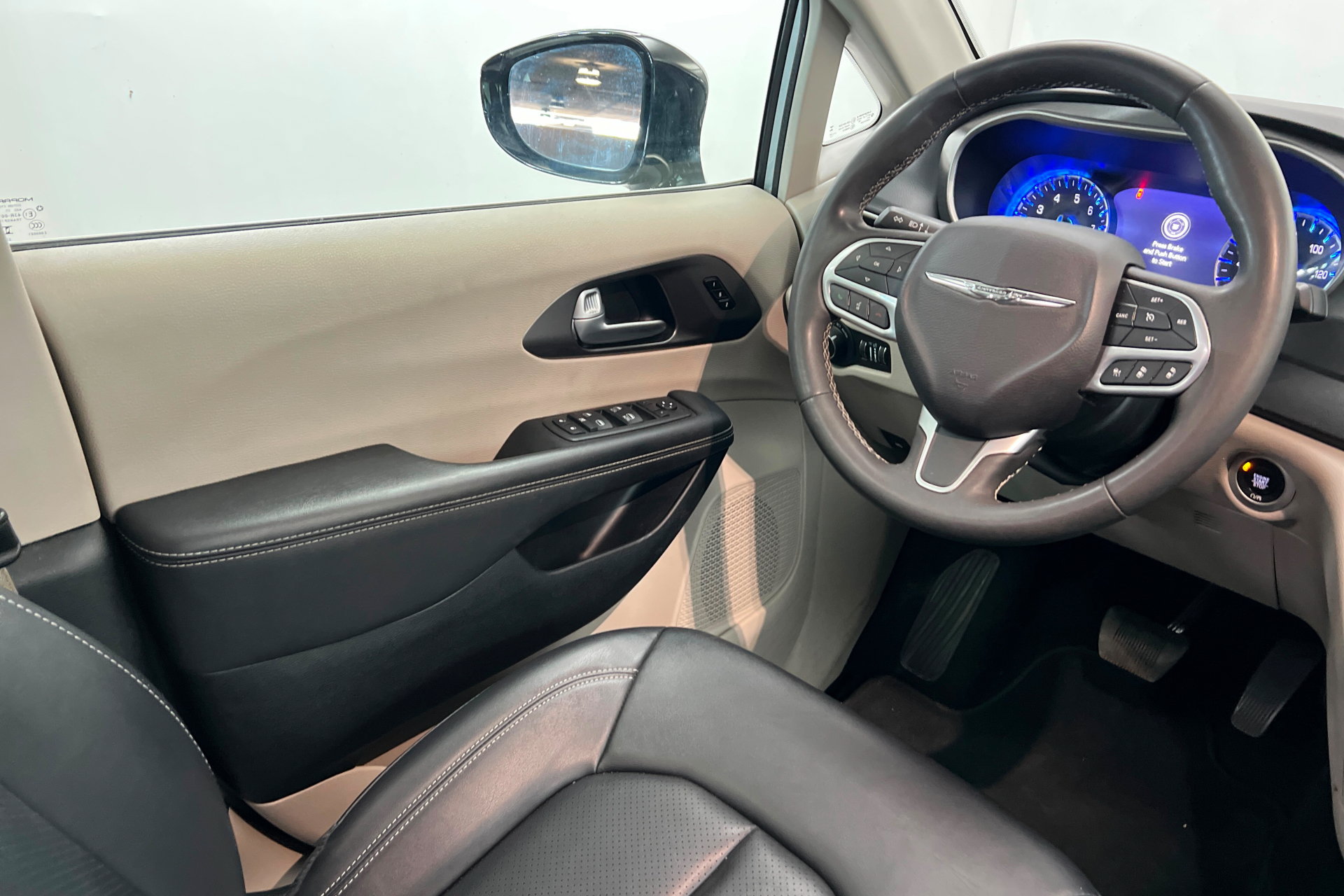 Used 2024 Chrysler Pacifica Touring-L FWD image 11