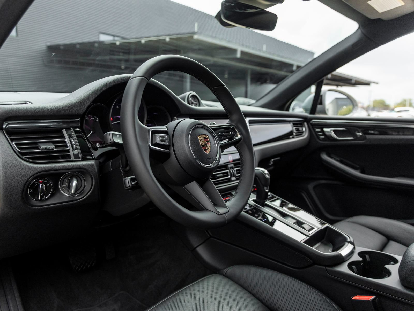 Certified 2026 Porsche Macan AWD/4WD image 4