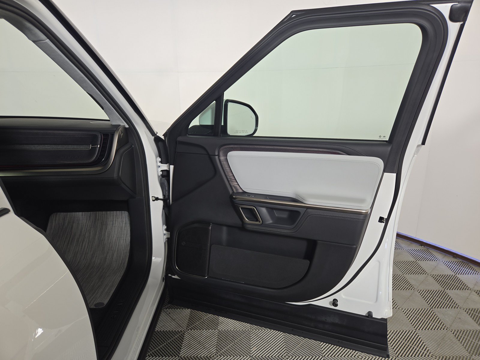 Used 2024 Rivian R1T Adventure AWD/4WD image 18
