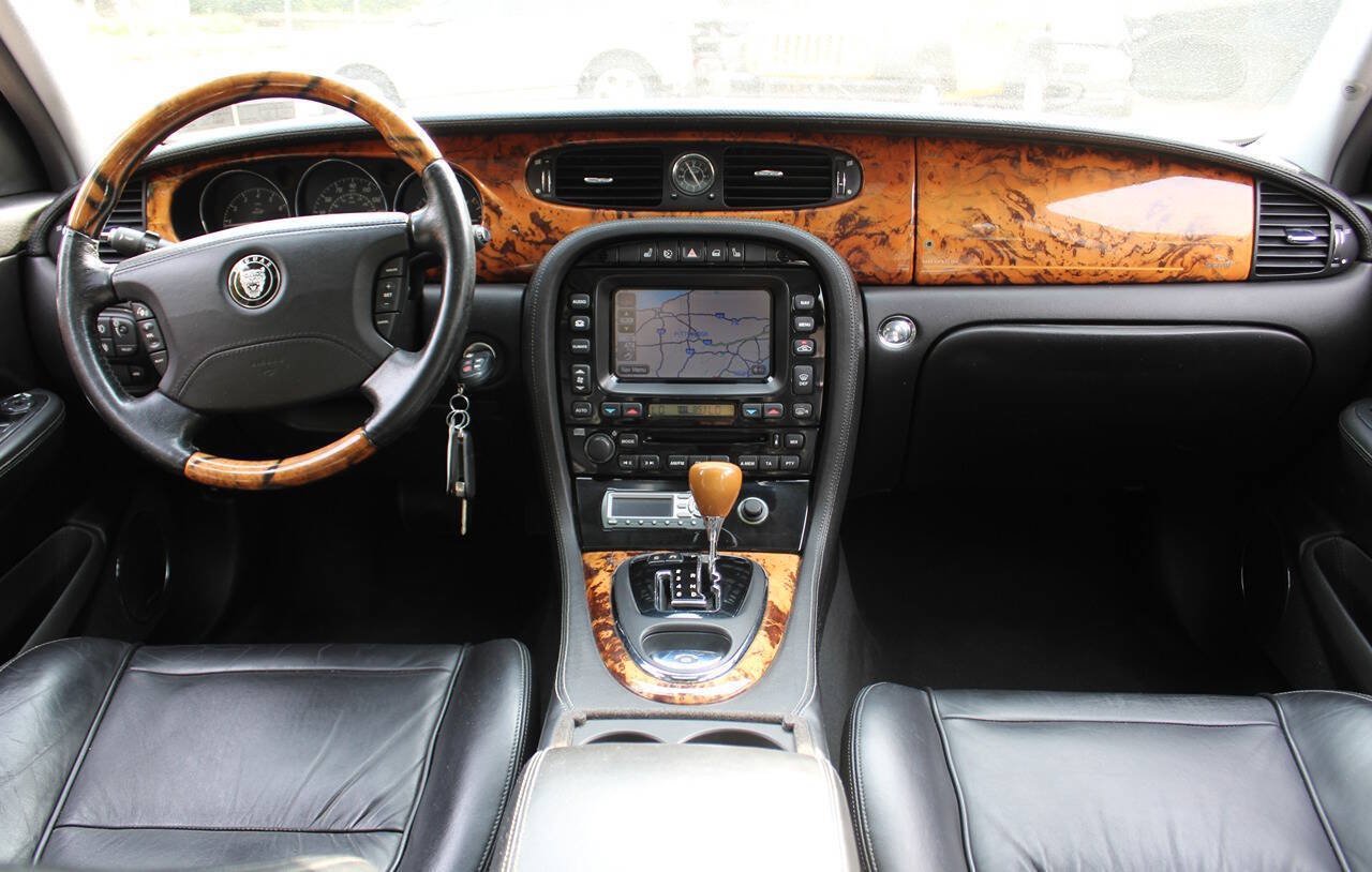 Used 2007 Jaguar XJ8 L RWD image 14