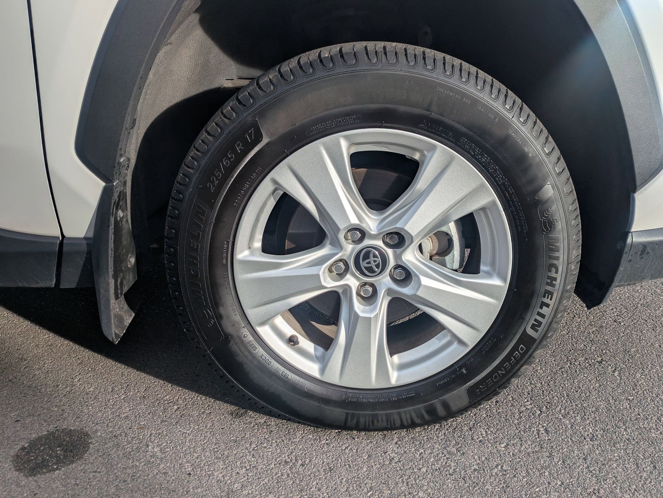 Used 2021 Toyota RAV4 XLE w/ Carpet Mat Package (TMS) image 32