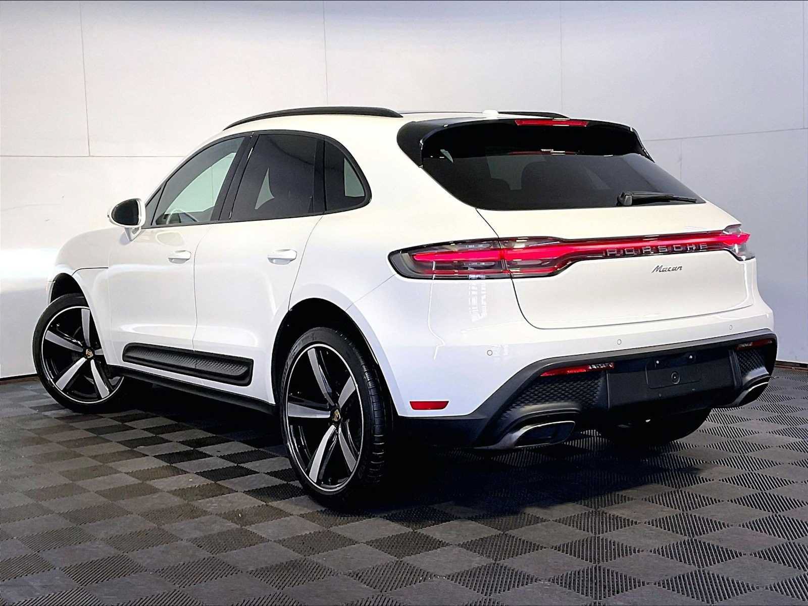 Certified 2023 Porsche Macan AWD/4WD image 3
