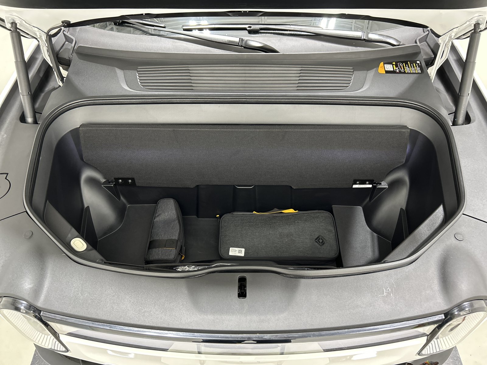 Used 2023 Rivian R1S Adventure AWD/4WD image 14