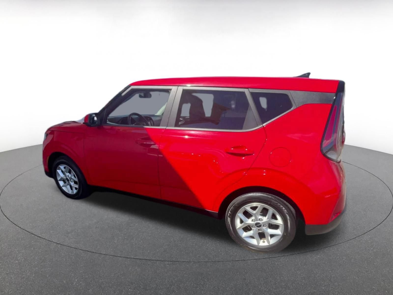 Used 2025 Kia Soul LX w/ LX Technology Package FWD image 9