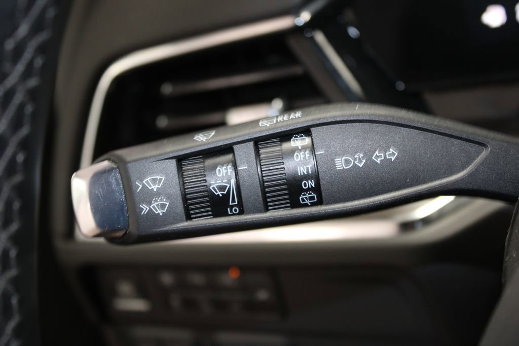 Used 2025 Chevrolet Suburban Z71 image 17