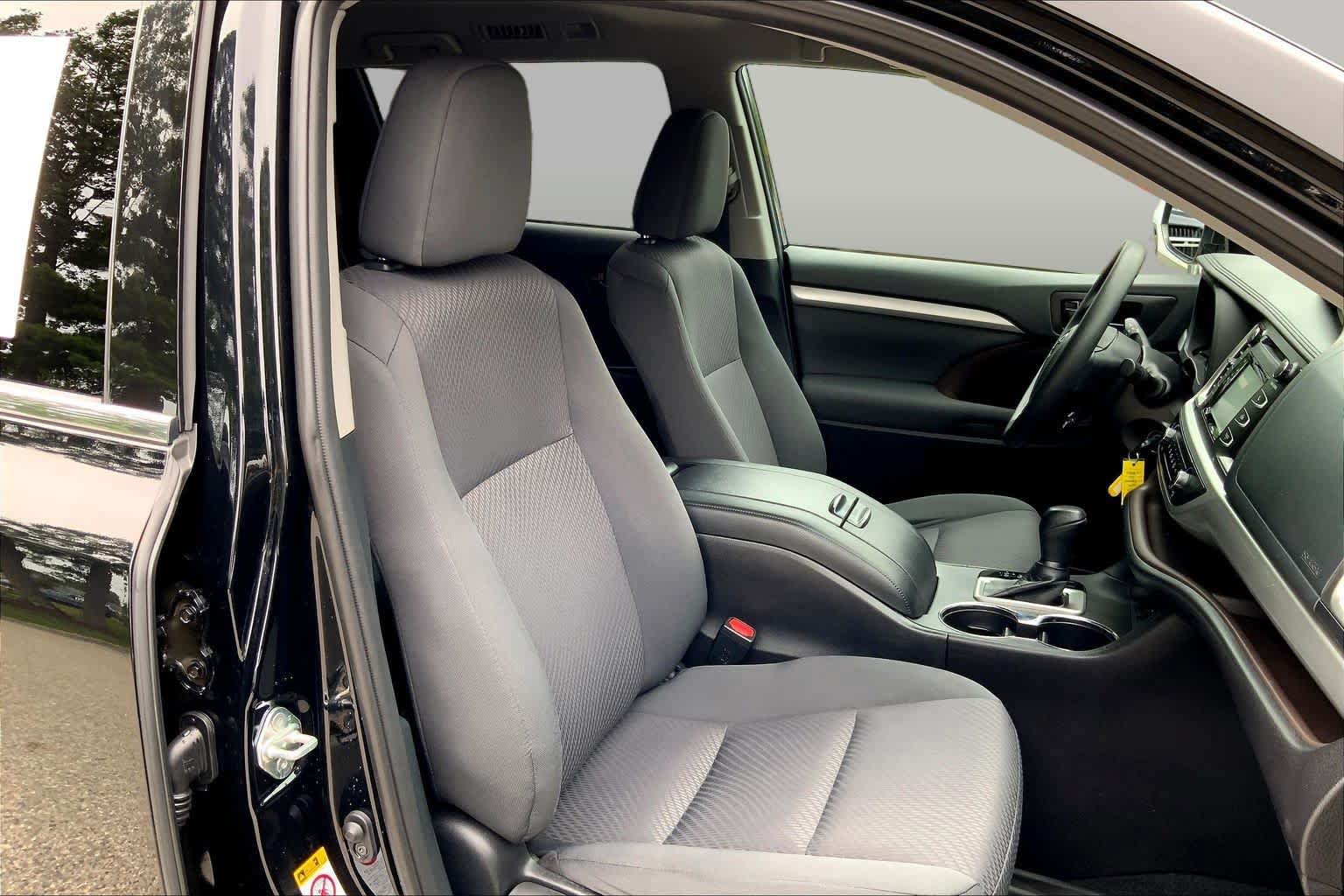 Used 2019 Toyota Highlander LE AWD/4WD image 8