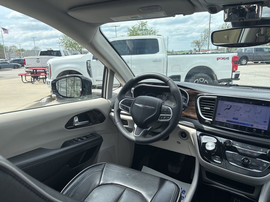 Used 2023 Chrysler Pacifica Limited image 47