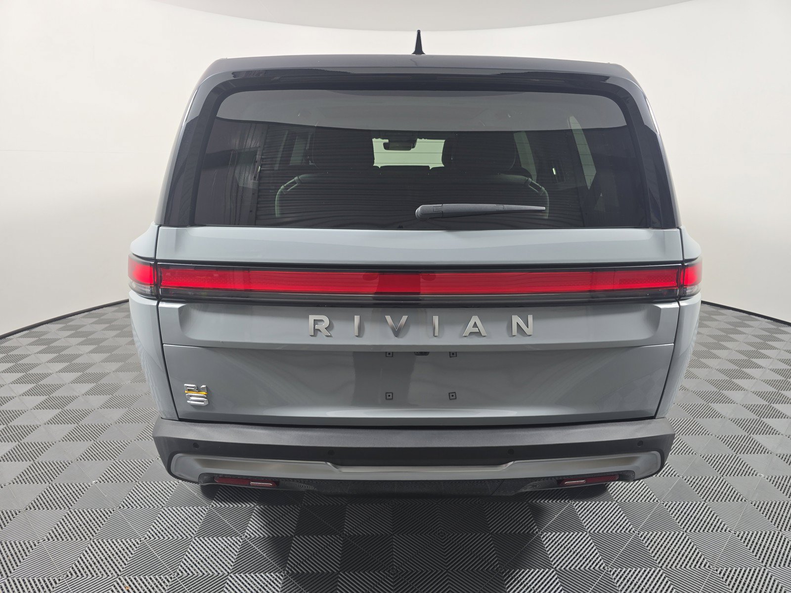 Used 2024 Rivian R1S Adventure AWD/4WD image 4