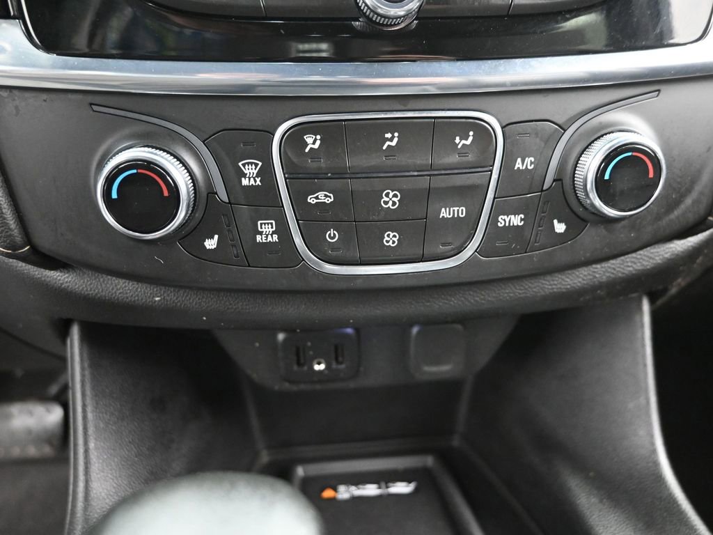 Used 2023 Chevrolet Traverse LT w/ Rear Camera Mirror Package image 18