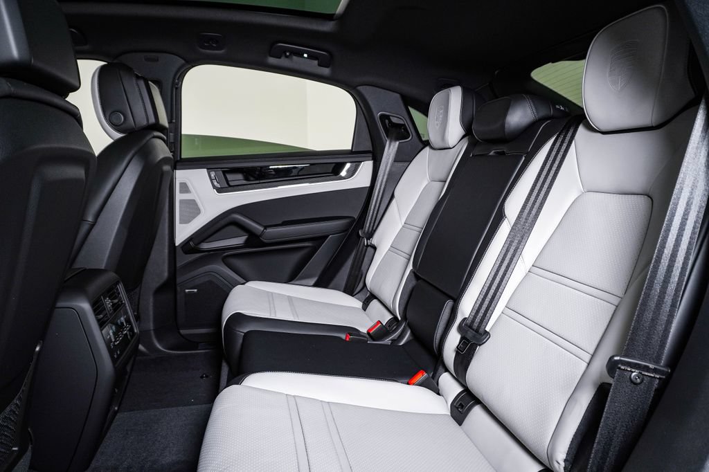 New 2026 Porsche Cayenne S AWD/4WD image 17