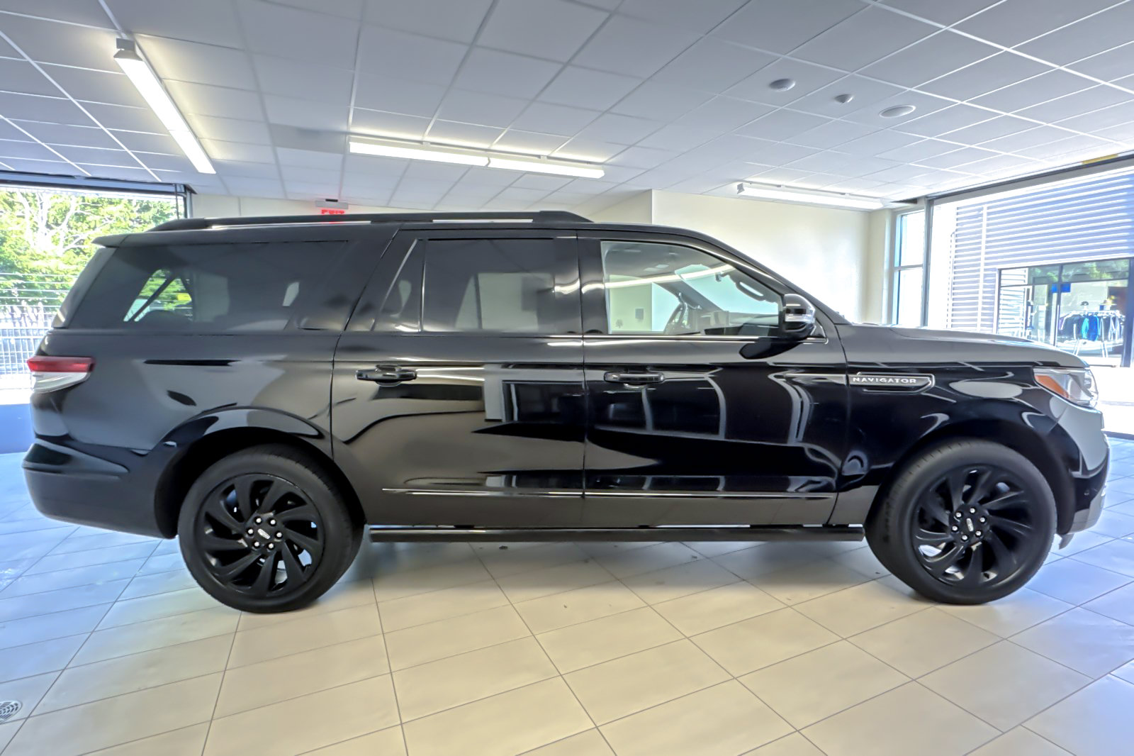 Certified 2023 Lincoln Navigator L Reserve AWD/4WD image 3