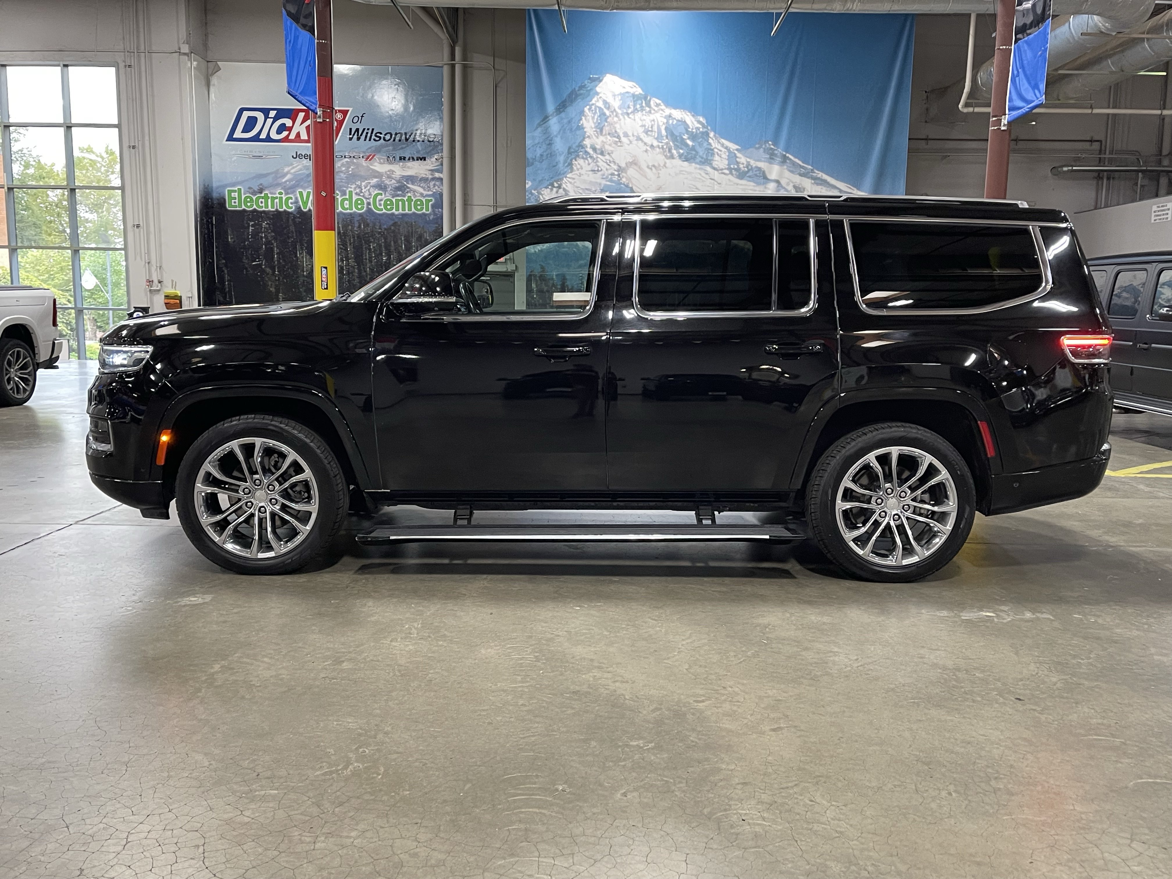 Used 2023 Jeep Grand Wagoneer Series II AWD/4WD image 2