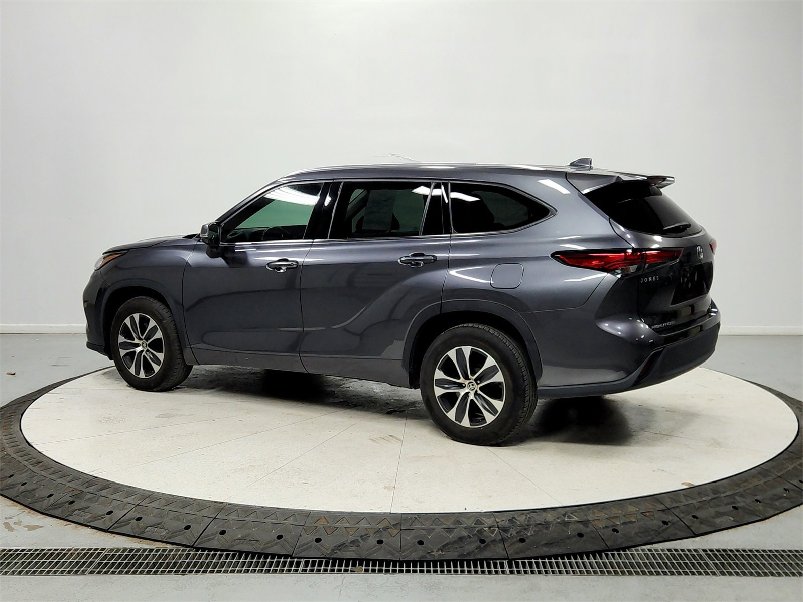 Used 2020 Toyota Highlander XLE image 5