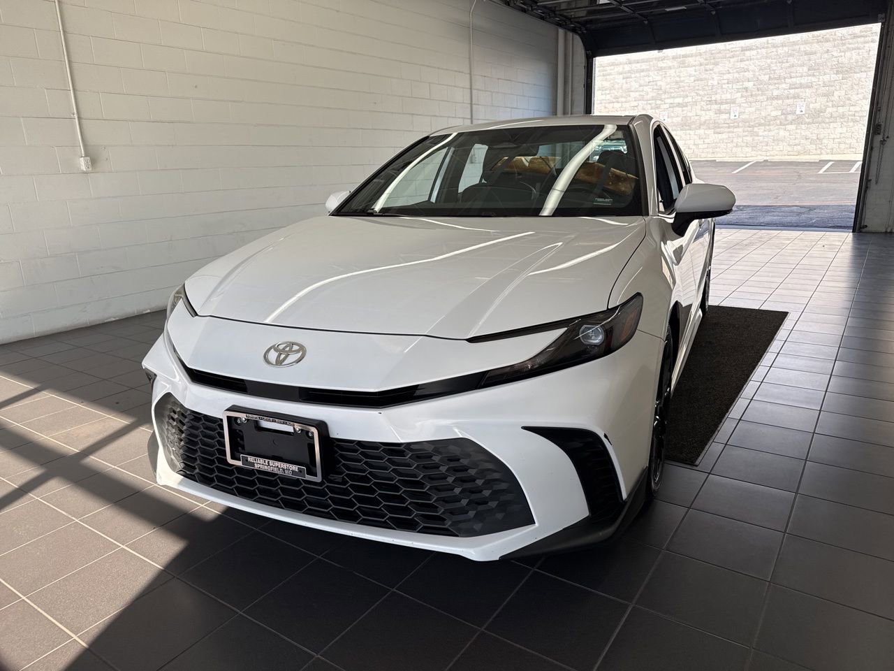 Used 2025 Toyota Camry SE w/ Convenience Package image 3