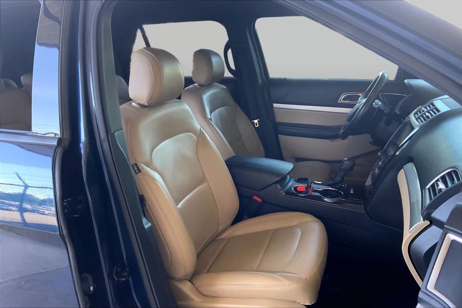 Used 2017 Ford Explorer XLT w/ Equipment Group 202A FWD image 9