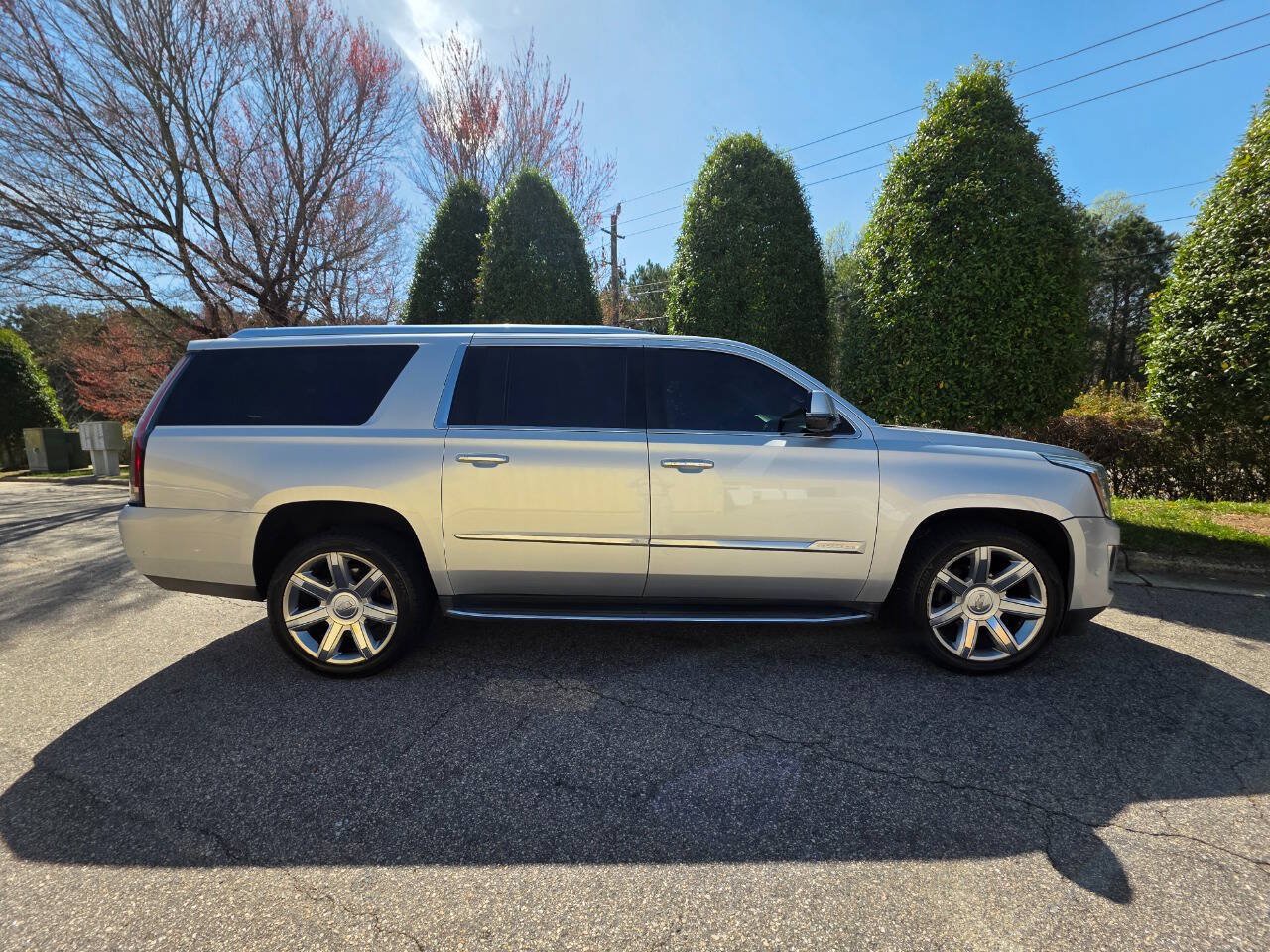 Used 2019 Cadillac Escalade ESV Luxury AWD/4WD image 6