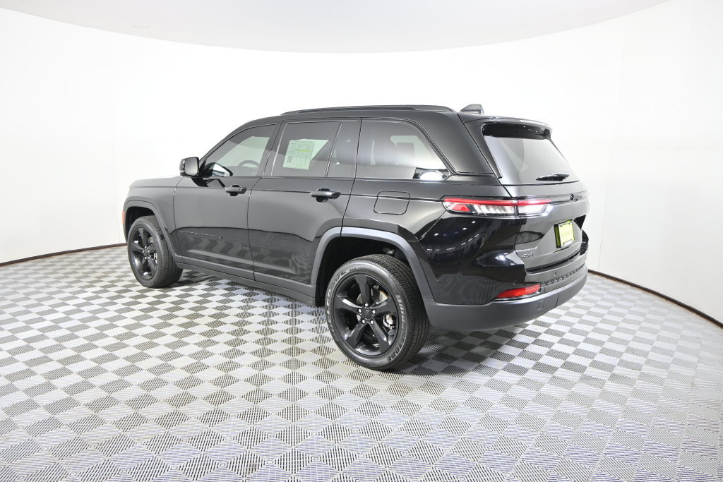 Used 2023 Jeep Grand Cherokee Altitude AWD/4WD image 4
