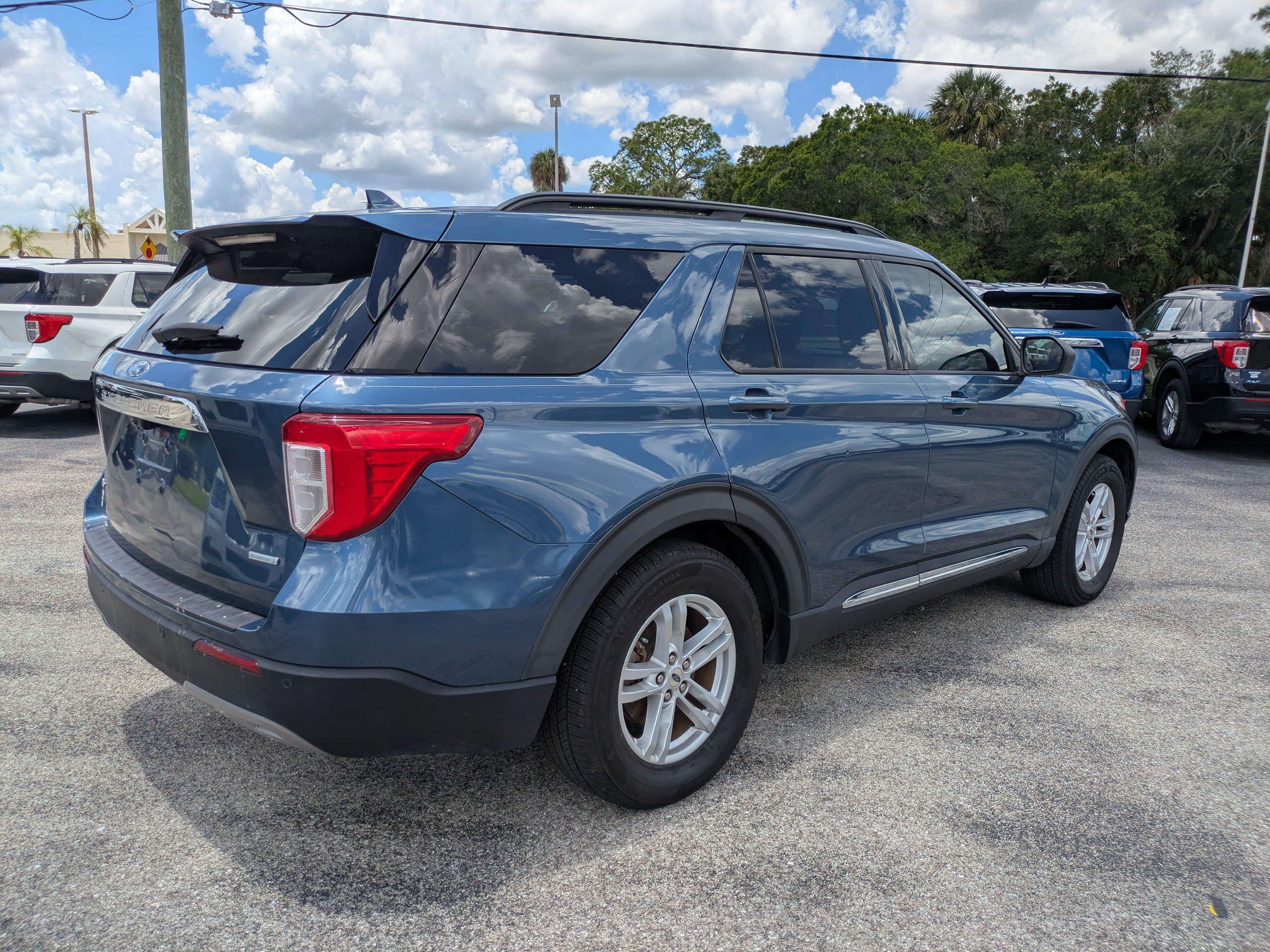 Used 2020 Ford Explorer XLT w/ Equipment Group 202A RWD image 4