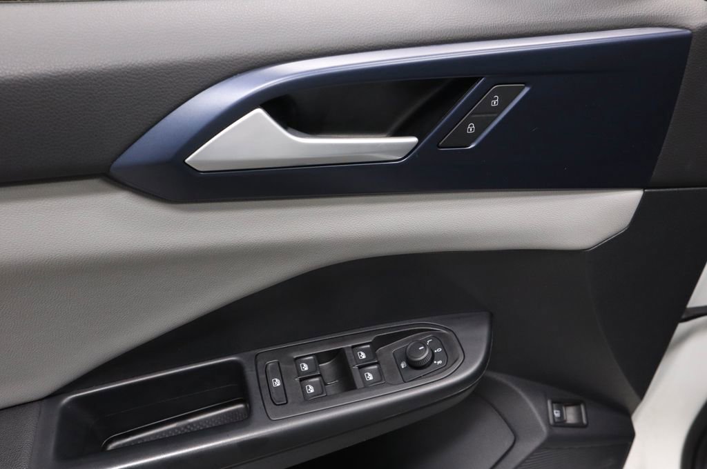 Used 2023 Volkswagen Taos SE w/ Panoramic Sunroof Package AWD/4WD image 23