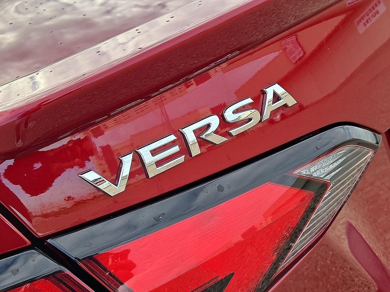 Used 2025 Nissan Versa SR FWD image 11