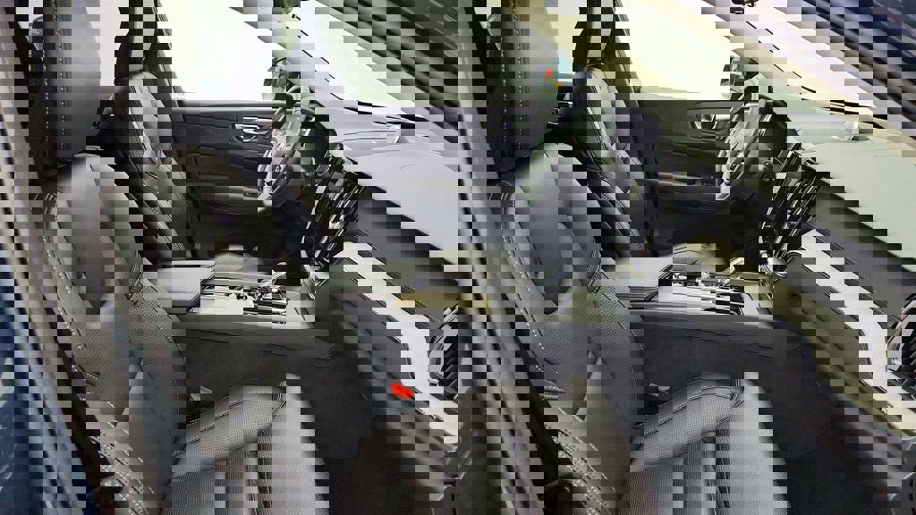 Used 2025 Volvo XC60 B5 Ultra w/ Protection Package Premier AWD/4WD image 24