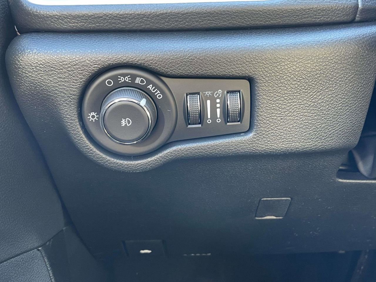 New 2026 Chrysler Pacifica Select FWD image 12