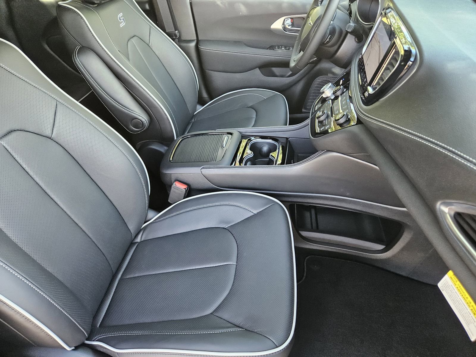 New 2025 Chrysler Pacifica Limited FWD image 15