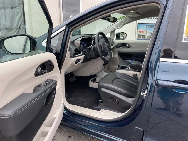 Used 2024 Chrysler Pacifica Limited FWD image 8