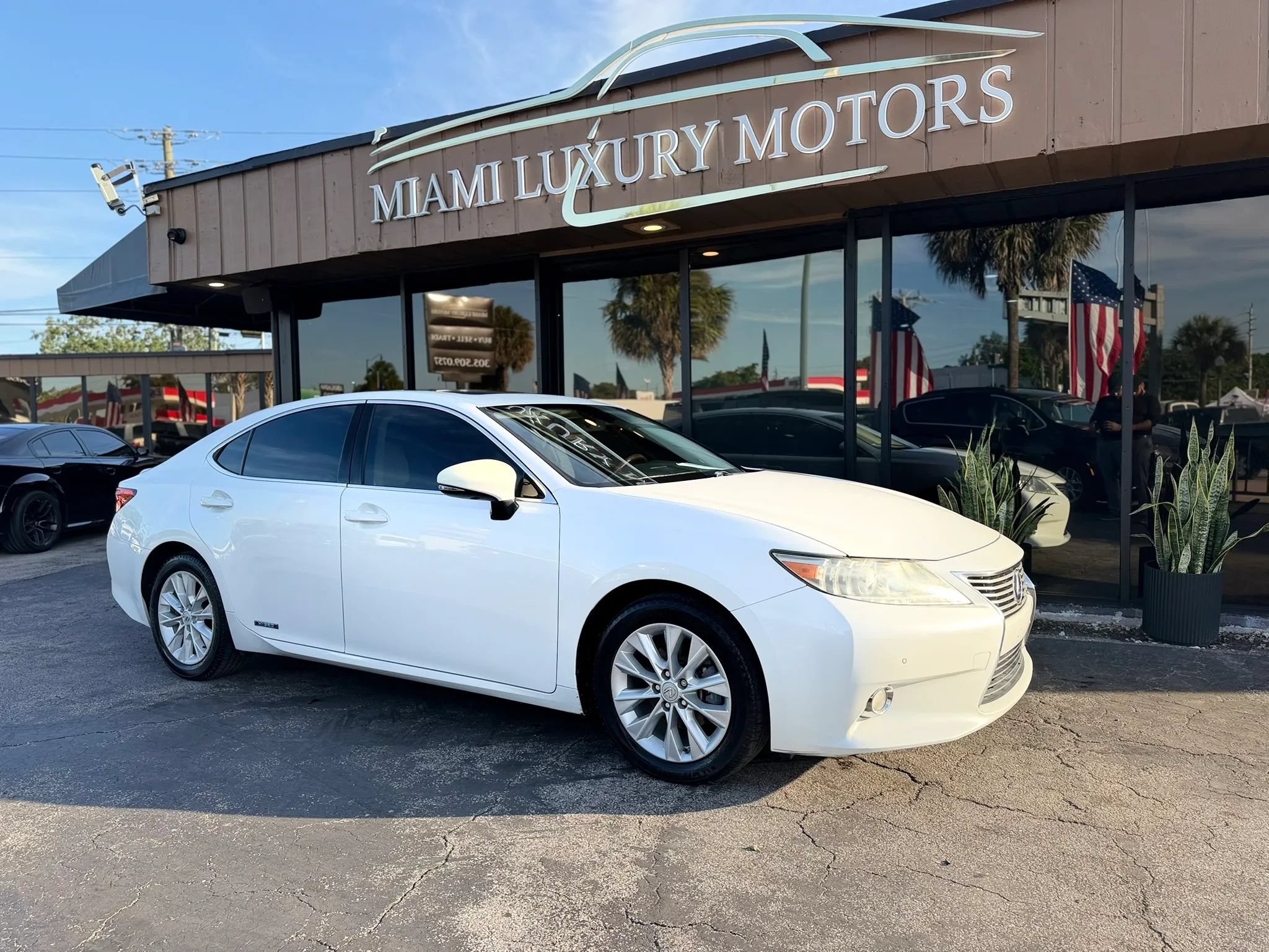 Used 2013 Lexus ES 300h w/ Luxury Pkg FWD image 2