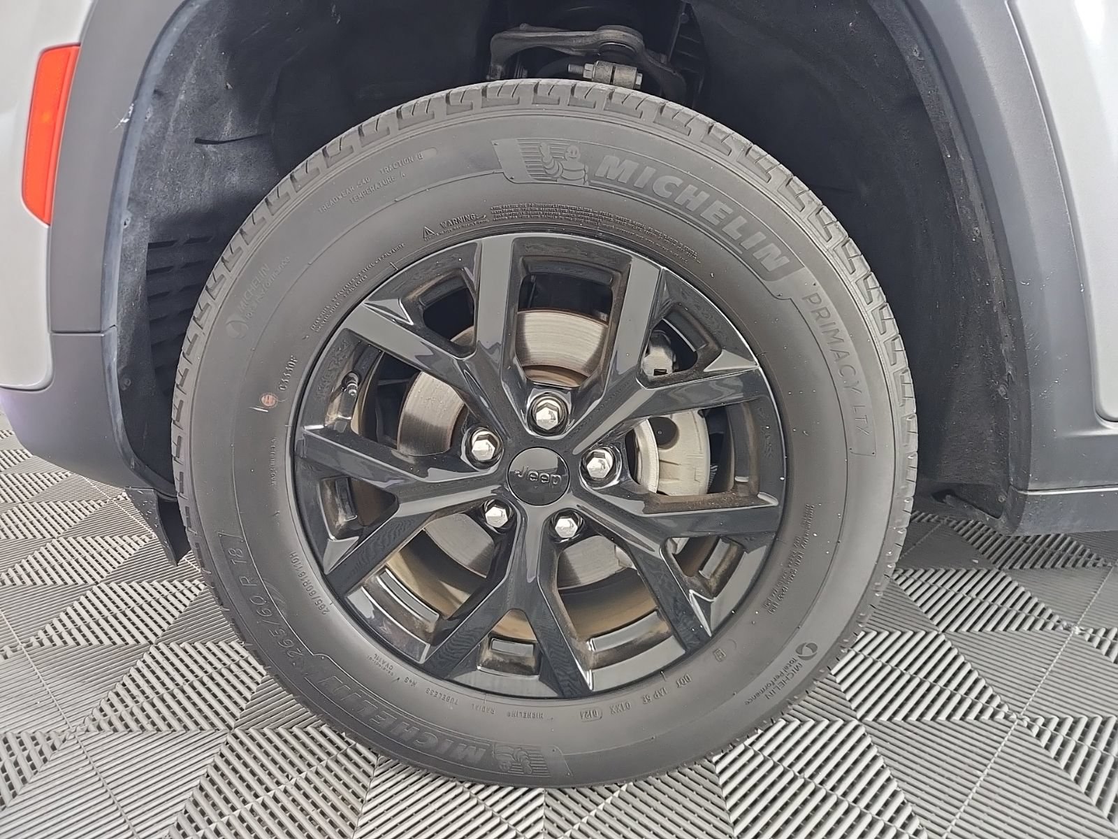 Used 2024 Jeep Grand Cherokee Altitude RWD image 7