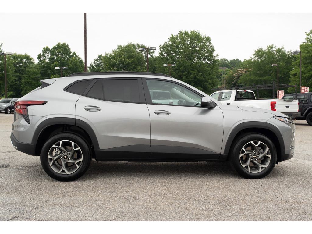 Used 2025 Chevrolet Trax LT FWD image 9