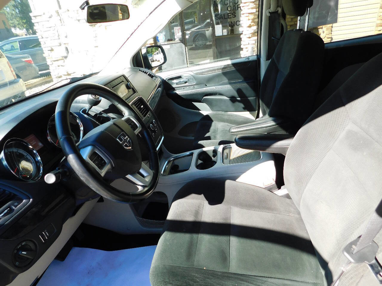Used 2016 Dodge Grand Caravan SXT w/ Rear Park Assist Package image 23