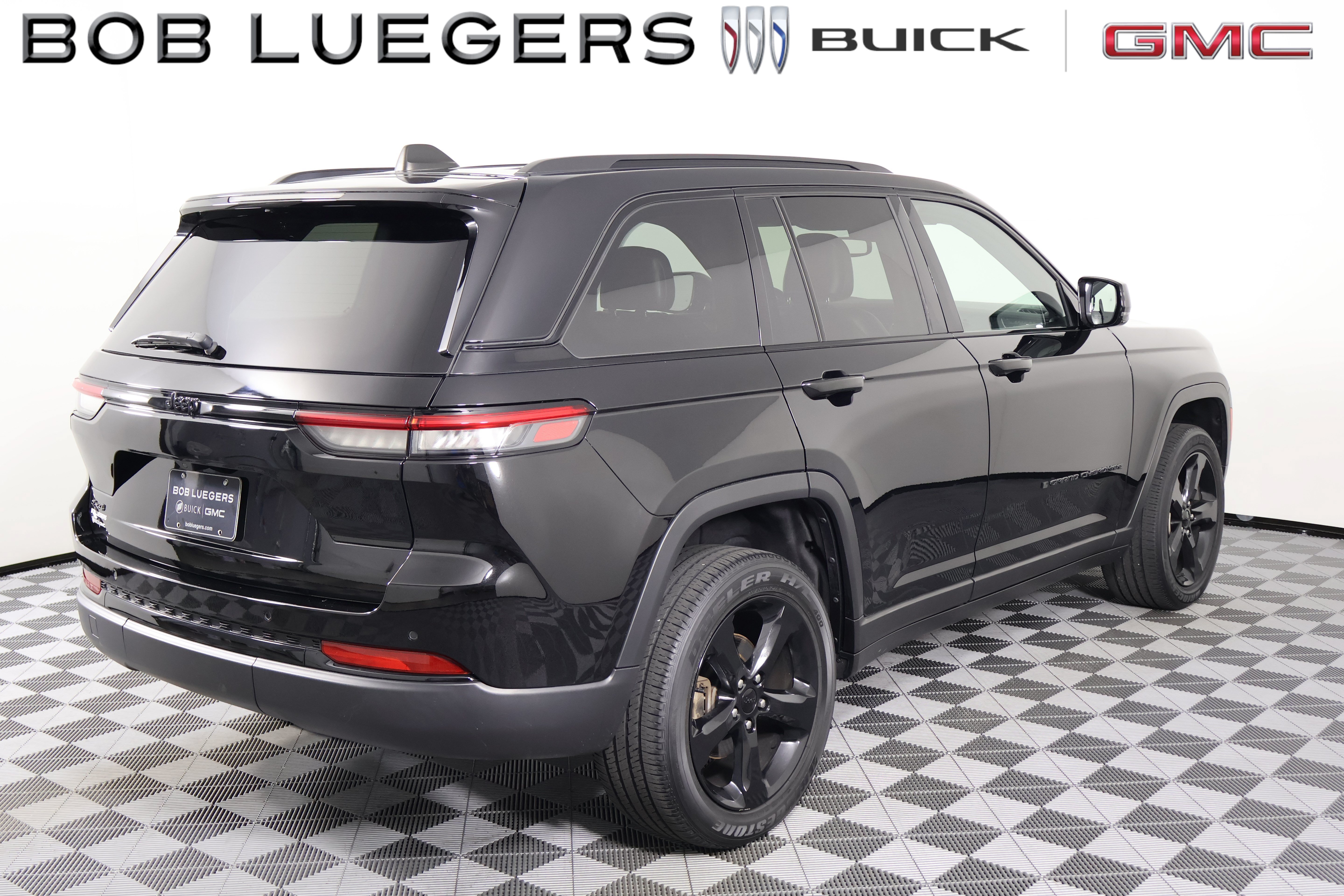 Used 2023 Jeep Grand Cherokee Altitude AWD/4WD image 5