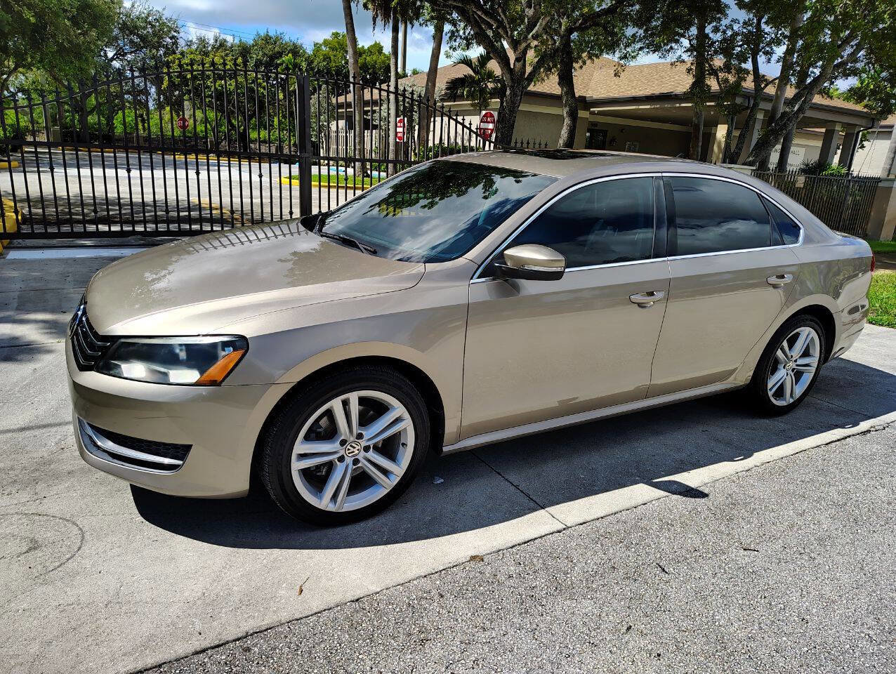 Used 2015 Volkswagen Passat TDI SE image 4