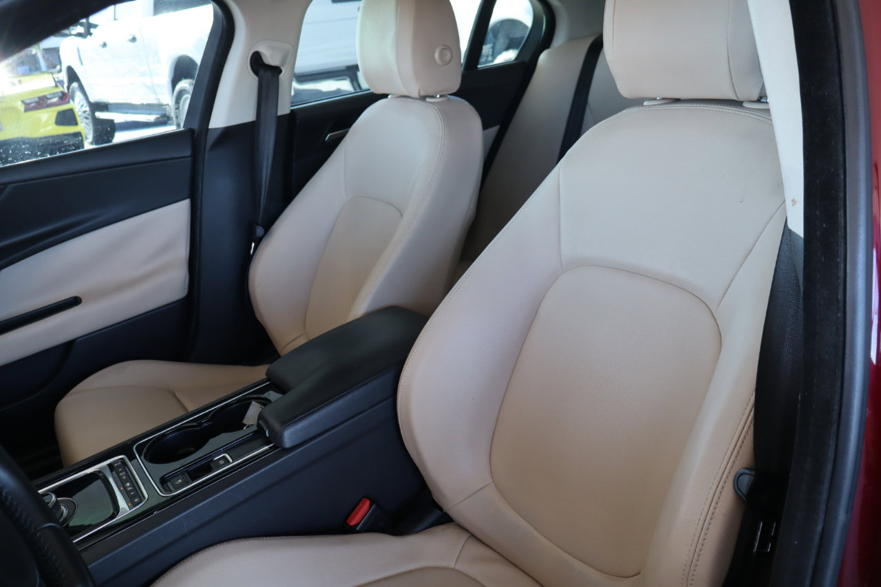 Used 2017 Jaguar XE image 14