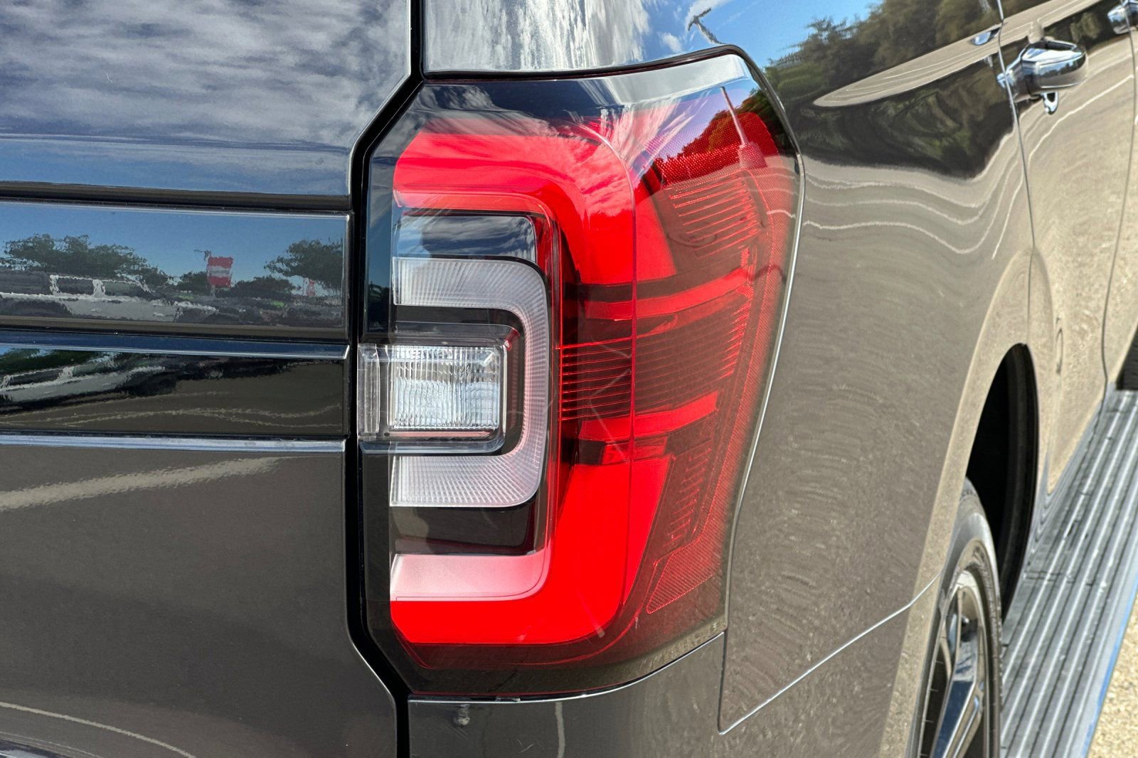 Used 2024 Ford Expedition Limited image 50