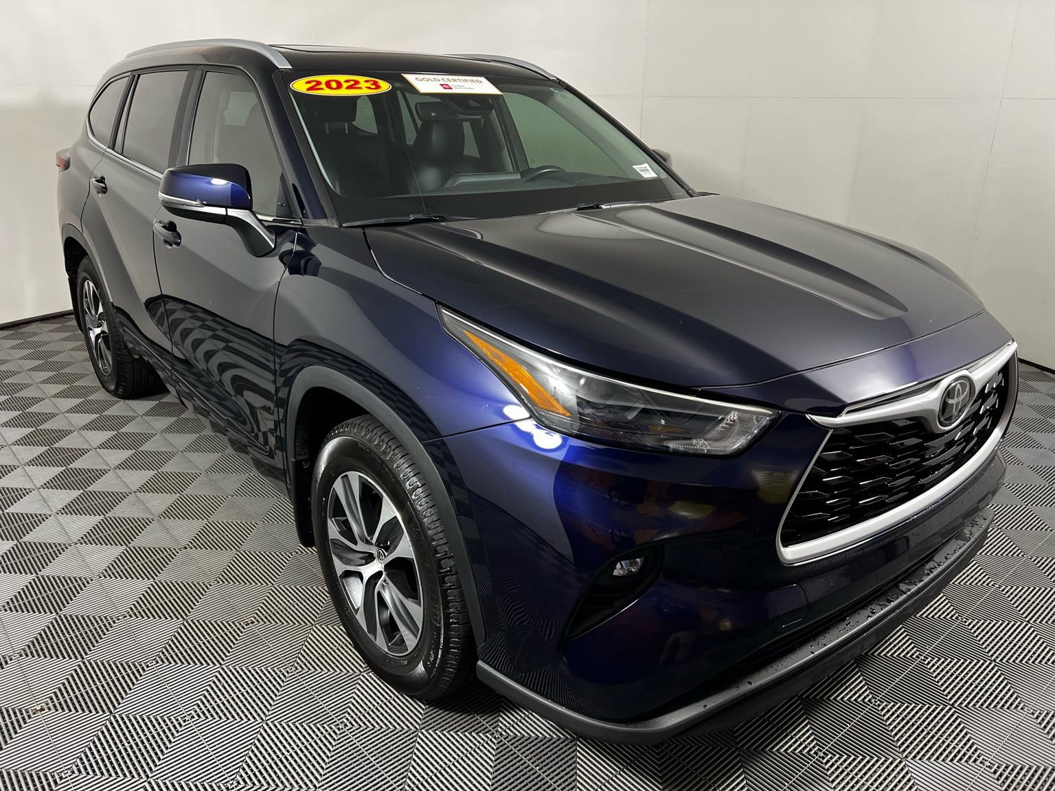Used 2023 Toyota Highlander XLE image 3