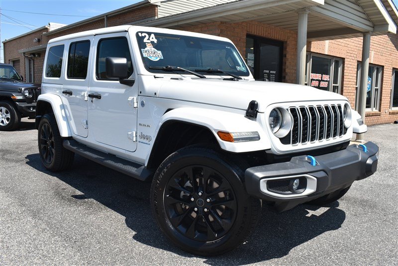 Used 2024 Jeep Wrangler Unlimited Sahara w/ Technology Group AWD/4WD image 1