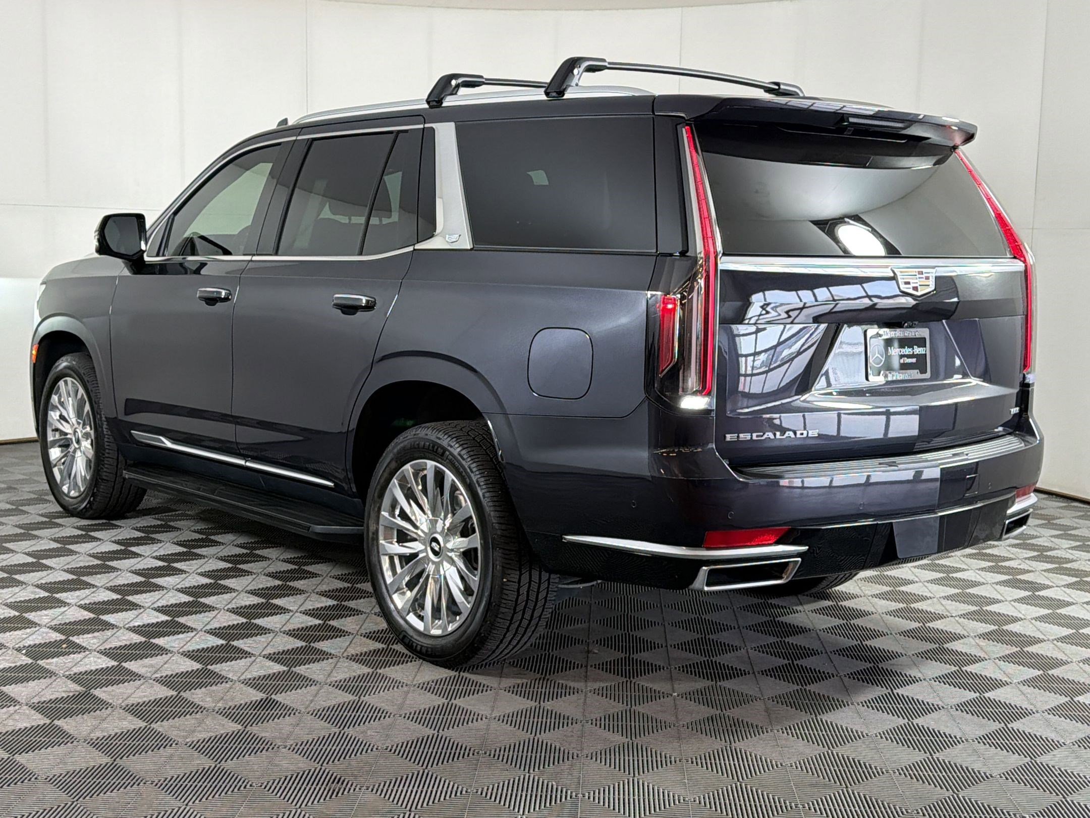 Used 2022 Cadillac Escalade Premium Luxury w/ Performance Package AWD/4WD image 3