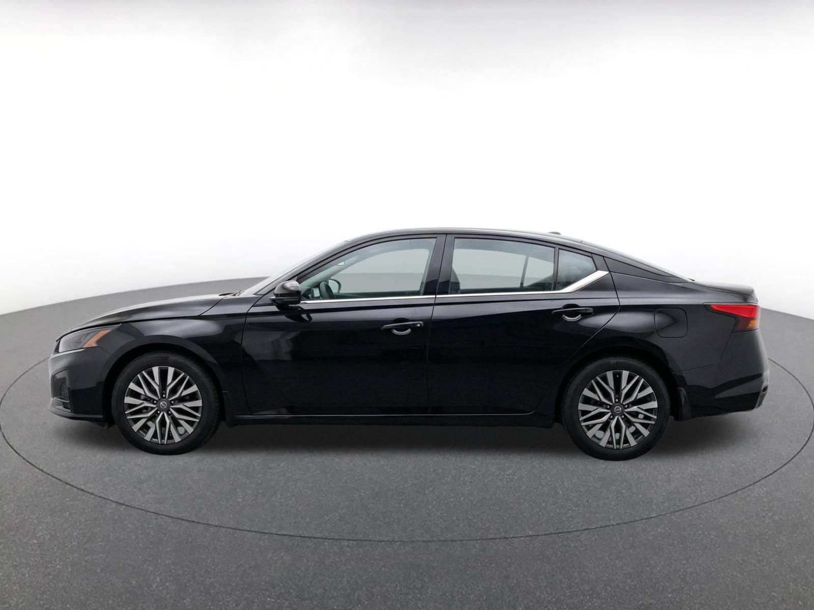 Used 2025 Nissan Altima 2.5 SV FWD image 4