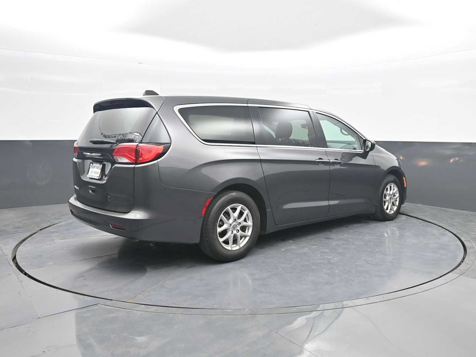 Used 2023 Chrysler Voyager LX FWD image 8