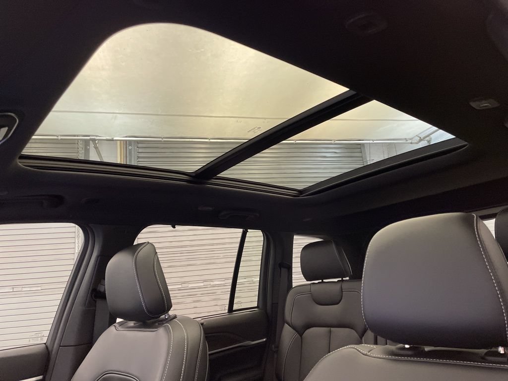 New 2025 Jeep Grand Cherokee Limited w/ Luxury Tech Group II RWD image 15